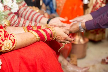 Hindu Nepalce gelin ve damadın elleri