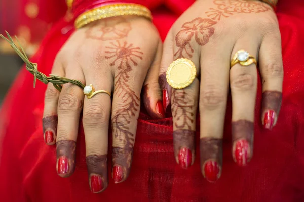 Рука невесты индуизма Непала — стоковое фото