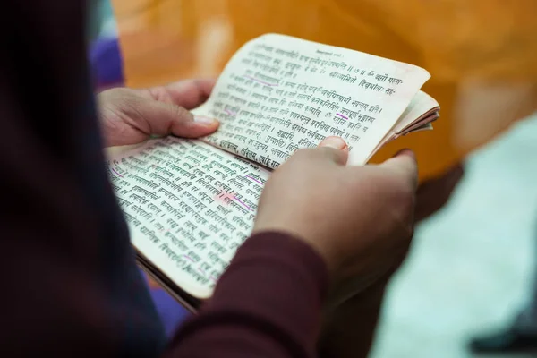 Hindu Priest Reading Sacred Texts at Wedding — Stock Photo, Image