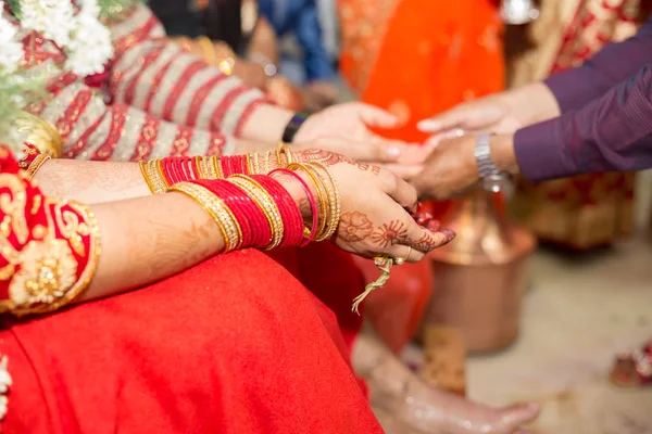 Hindu Nepalce gelin ve damadın elleri