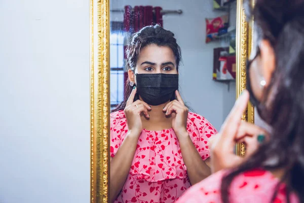 Joven Asiático Chica Mirando Espejo Después Usar Quirúrgica Médica Máscara — Foto de Stock