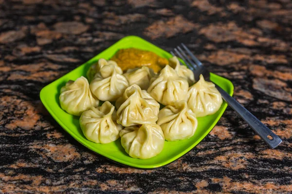 Zelfgemaakte Traditionele Knoedel Momos Eten Van Nepal Geserveerd Een Bord — Stockfoto