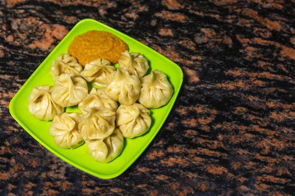 Zelfgemaakte Traditionele Knoedel Momos Eten Van Nepal Geserveerd Een Bord — Stockfoto