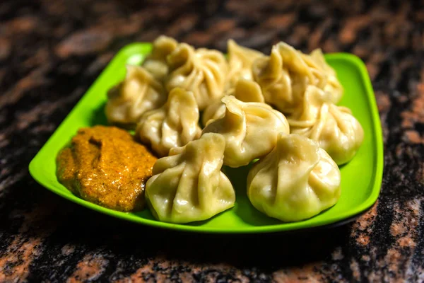 Zelfgemaakte Traditionele Knoedel Momos Eten Van Nepal Geserveerd Een Bord — Stockfoto