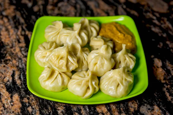 Zelfgemaakte Traditionele Knoedel Momos Eten Van Nepal Geserveerd Een Bord — Stockfoto