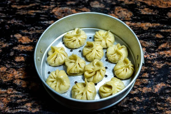 Zelfgemaakte Traditionele Knoedel Momos Voedsel Van Nepal Geserveerd Momo Pot — Stockfoto