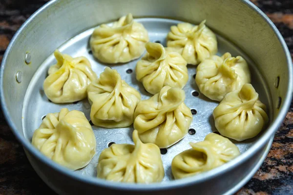 Domowe Tradycyjne Pierogi Momos Jedzenie Nepalu Serwowane Doniczce Momo Skupienie — Zdjęcie stockowe