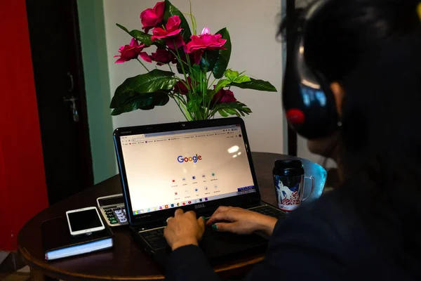 Katmandú Nepal Marzo 2020 Mujer Joven Usando Una Computadora Portátil — Foto de Stock