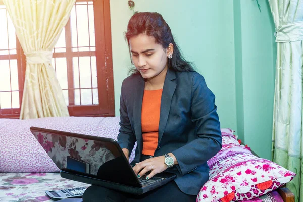 Молодая Азиатская Бизнес Женщина Работающая Онлайн Кровати Офисном Платье Ноутбуке — стоковое фото