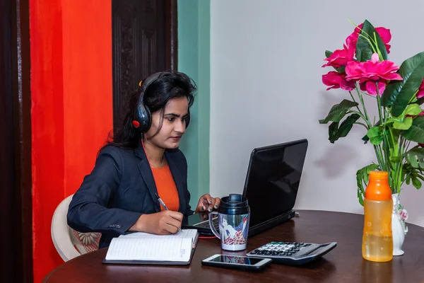 Joven Mujer Negocios Asiática Que Trabaja Línea Desde Casa Vestido — Foto de Stock