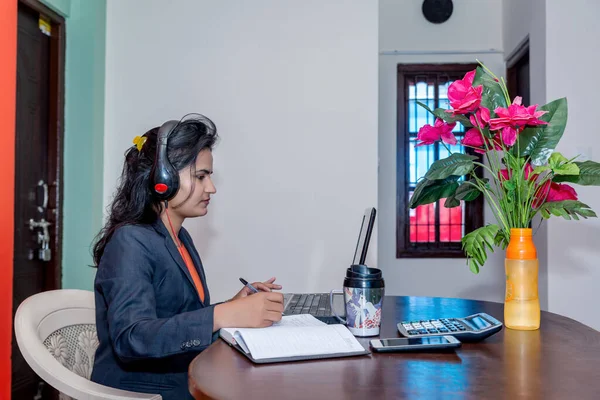 Joven Mujer Negocios Asiática Que Trabaja Línea Desde Casa Vestido — Foto de Stock