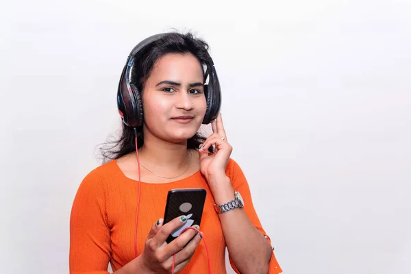 Chica Bastante Asiática Escuchando Música Con Sus Auriculares Smart Phone — Foto de Stock