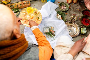 Geleneksel Hindu Düğün Töreni 'nde Hindu ayinlerine göre sunulan adaklar.
