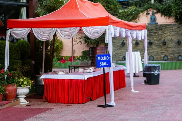 Momo Food Stall, Katmandu Nepal 'deki düğün salonunda servis edilmeye hazır.