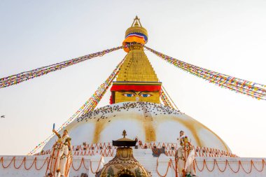 Katmandu 'da dua bayraklı kutsal Budist budist stupası. Dünyanın en ünlü Budist Stupa 'sı