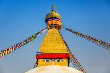 Katmandu 'da dua bayraklı kutsal Budist budist stupası. Dünyanın en ünlü Budist Stupa 'sı