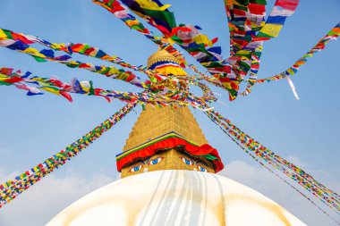 Katmandu 'da dua bayraklı kutsal Budist budist stupası. Dünyanın en ünlü Budist Stupa 'sı