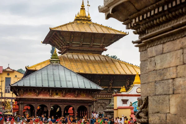 Kathmandu Nepal August 2018 Devotees Pashupatinath Temple Bagmati River Kathmandu — Stock Photo, Image