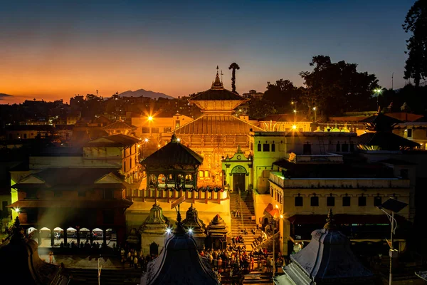 KATHMANDU, NEPAL-8 Ekim 2018: Bagmati Nehri 'ndeki Pashupatinath Tapınağı' ndaki hayranlar. Burası dünyadaki en kutsal Hindu tapınağı. Ünlü Hindu Shrini. Pashupati Katmandu.
