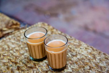 Gözlüklü Nepal Hint Masala Çayı. Masala Chai.Süt Çayı