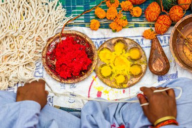 Janai Purnima Festivali sırasında çeşitli renkli iplikler ya da Pashupatinath Tapınağı, Katmandu, Nepal
