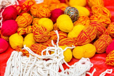 Janai Purnima Festivali sırasında çeşitli renkli iplikler ya da Pashupatinath Tapınağı, Katmandu, Nepal