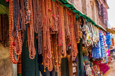 Rudraksha Mala, Kathmandu Nepal 'deki tespih dükkanında. Markette Rudraksha boncukları asılı.