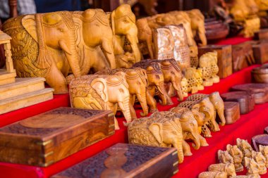Ahşap Fil Heykeli Katmandu Nepal 'in sokak dükkanında satılığa çıkarıldı. Fil Heykeli. Seçici Odaklanma