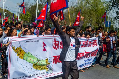 Katmandu, Nepal - 10 Mart 2018: Nepal Hükümetini protesto eden insanlar Kathmandu 'da Yolsuzluk, Eğitim ve Hindistan Nepal sınırı tartışmaları vb. Hükümet Karşıtı Protesto Yürüyüşü