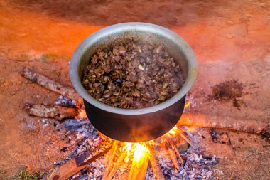 Köy 'de körili koyun eti pişirme. Kızarmış koyun eti.