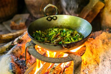 Nepal Köyü 'ndeki Ateş Ormanı' nda Açık Mutfak 'ta Sebze Körisi Pişiriyorum..