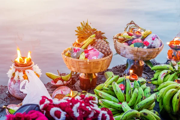 Dini bir festivalde Tanrı 'ya sunulan meyveler ve sebzelerle çeşitli nesnelerin kapatılması Chhas Puja, Chath Puja, Hindu Festivali sırasında Tanrı' ya sunulan adaklar