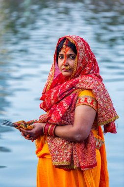 Katmandu, Nepal - Kasım 12019: Hindu dindar, Katmandu 'da düzenlenen Chhas Puja Festivali sırasında Hindu ayinlerine göre suda duran güneş tanrısına dua ediyor. Chath Puja ayinleri