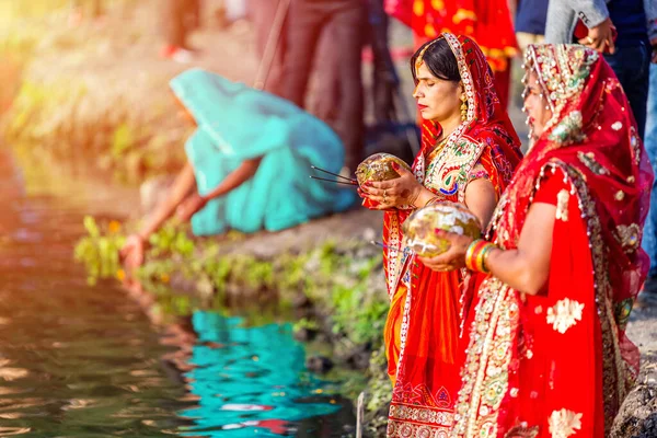 Katmandu, Nepal - Kasım 12019: Hindu dindarlar Katmandu 'da düzenlenen Chhas Puja Festivali sırasında su üzerinde duran güneş tanrısına dua ediyorlar. Chath Puja ayinleri