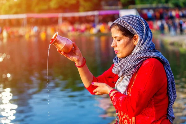 Katmandu, Nepal - Kasım 12019: Hindu dindar, Katmandu 'da düzenlenen Chhas Puja Festivali sırasında Hindu ayinlerine göre suda duran güneş tanrısına dua ediyor. Chath Puja ayinleri