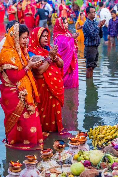 Katmandu, Nepal - Kasım 12019: Hindu dindarlar Katmandu 'da düzenlenen Chhas Puja Festivali sırasında su üzerinde duran güneş tanrısına dua ediyorlar. Chath Puja ayinleri