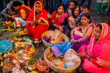 Kathmandu, Nepal - Kasım 1,2019: Kathmandu 'da düzenlenen Chhas Puja Festivali' nde geleneksel kıyafetleriyle Nepal Hindu Kadınları.