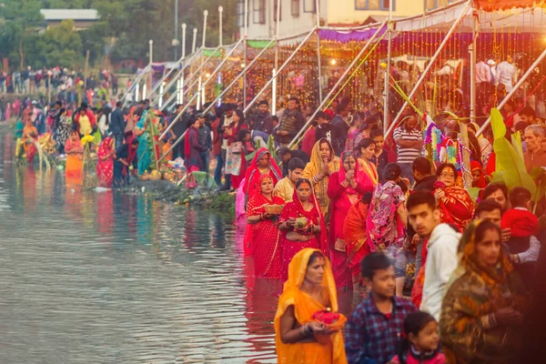 Katmandú Nepal Noviembre 2019 Devotos Hindúes Celebran Festival Chhas Puja —  Fotos de Stock