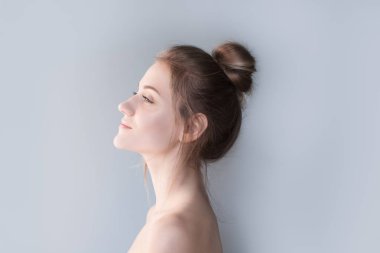 temiz, adil deri ve gri arka plan üzerinde duran siyah saçlı güzel genç kızla