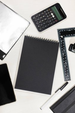 düzensizce merkezinde siyah bir not defteri ile öğeleri Office dağınık