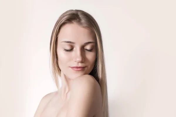 bir temiz arka plan çıplak rengi güzel bir genç kız portresi