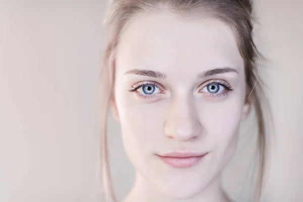 yakın çekim temiz cilt ve mavi gözlü genç güzel kız portresi