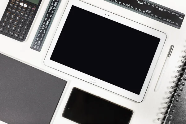 düzgünce katlanmış çapraz olarak siyah beyaz office öğeleri. Beyaz tablet kopya alanı Merkezi ile