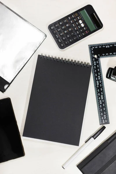 düzensizce merkezinde siyah bir not defteri ile öğeleri Office dağınık