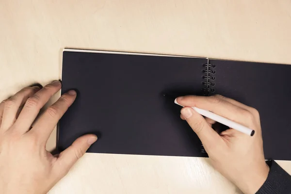 adam siyah sayfaları dizüstü bilgisayarını Kollarını tutun