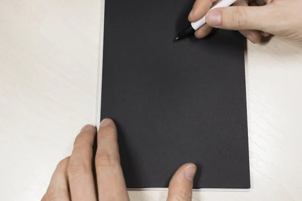 Hol kolunu eskiz defteri üzerine siyah emrty dostum