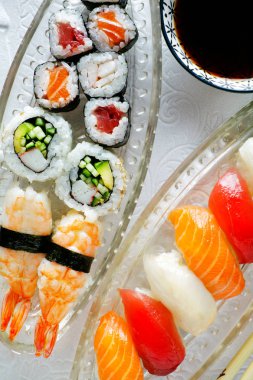 rulo suşi ve California çeşitleri. nigiri. Wasabi.