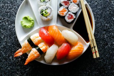 suşi plaka nigiri suşi ayarla ve suşi rulo, maki, soya sa