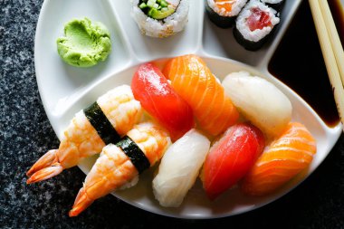 Suşi Set nigiri ve suşi rulo siyah mermer çıta üzerinde hizmet