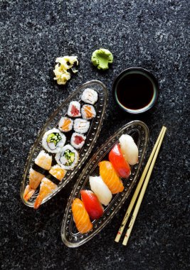 Suşi Set nigiri ve suşi rulo, maki, california roll, karides,